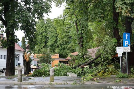 Neurje z vetrom podiralo drevesa in odkrivalo strehe (1)